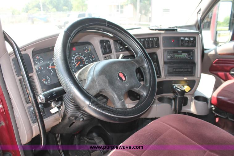 image for item H8202 2006 Kenworth T2000 semi truck