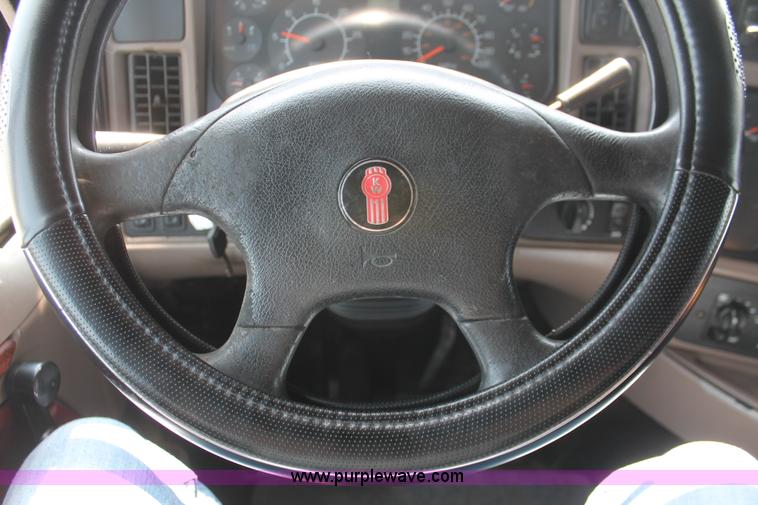image for item H8202 2006 Kenworth T2000 semi truck
