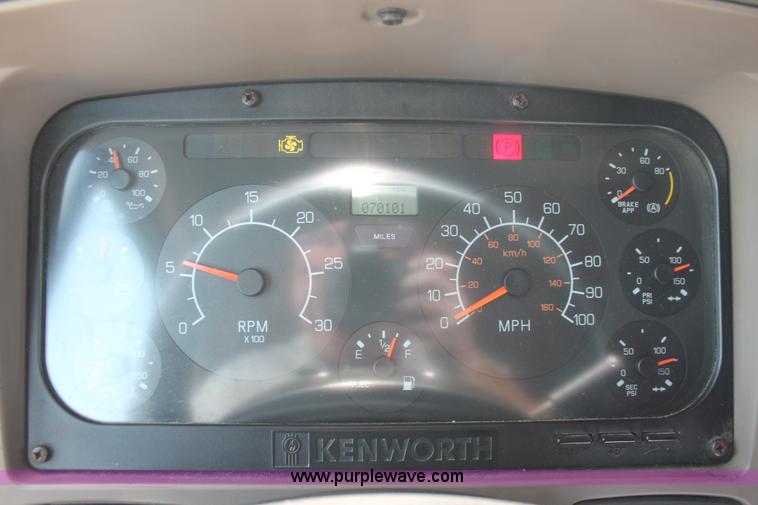 image for item H8202 2006 Kenworth T2000 semi truck