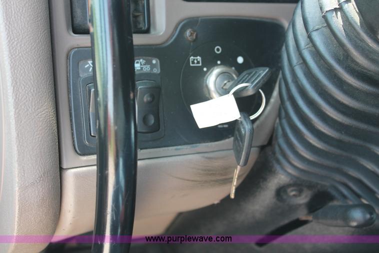 image for item H8202 2006 Kenworth T2000 semi truck