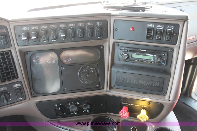 image for item H8202 2006 Kenworth T2000 semi truck