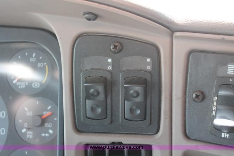 image for item H8202 2006 Kenworth T2000 semi truck