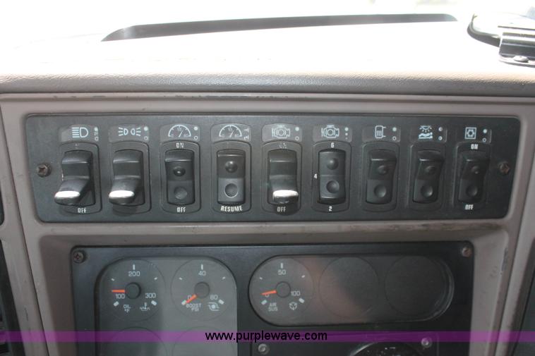 image for item H8202 2006 Kenworth T2000 semi truck