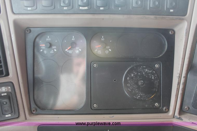 image for item H8202 2006 Kenworth T2000 semi truck