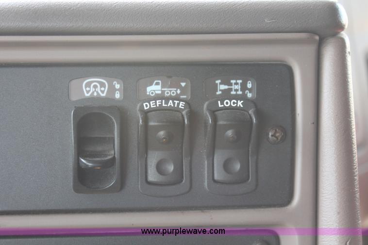 image for item H8202 2006 Kenworth T2000 semi truck