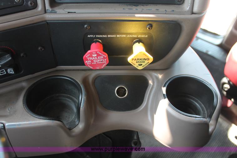 image for item H8202 2006 Kenworth T2000 semi truck