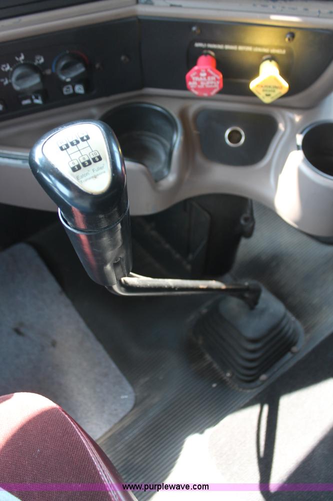 image for item H8202 2006 Kenworth T2000 semi truck