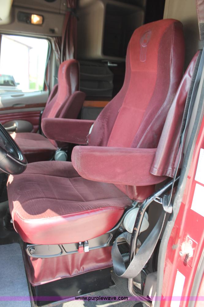 image for item H8202 2006 Kenworth T2000 semi truck