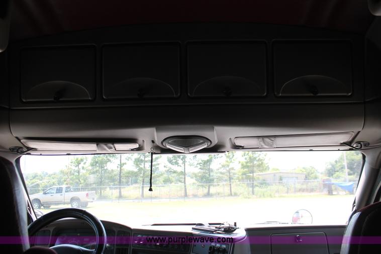 image for item H8202 2006 Kenworth T2000 semi truck