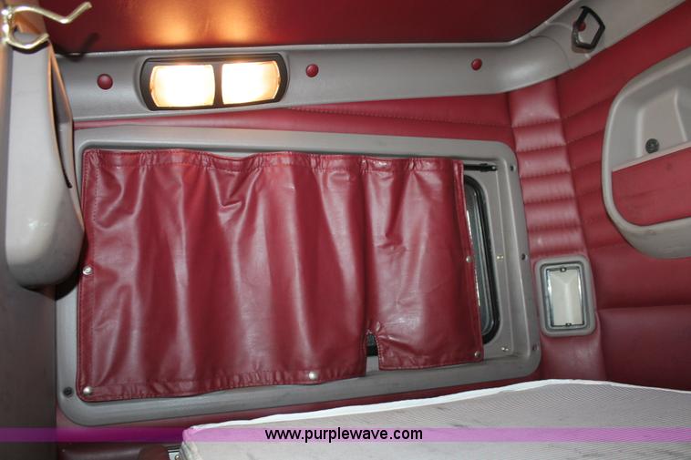 image for item H8202 2006 Kenworth T2000 semi truck