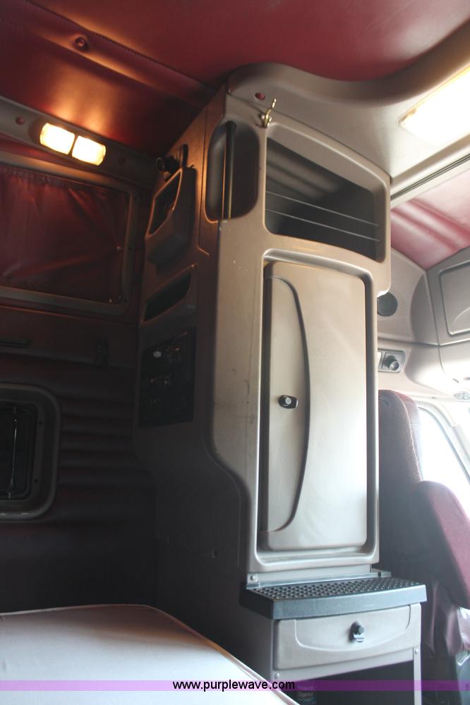 image for item H8202 2006 Kenworth T2000 semi truck