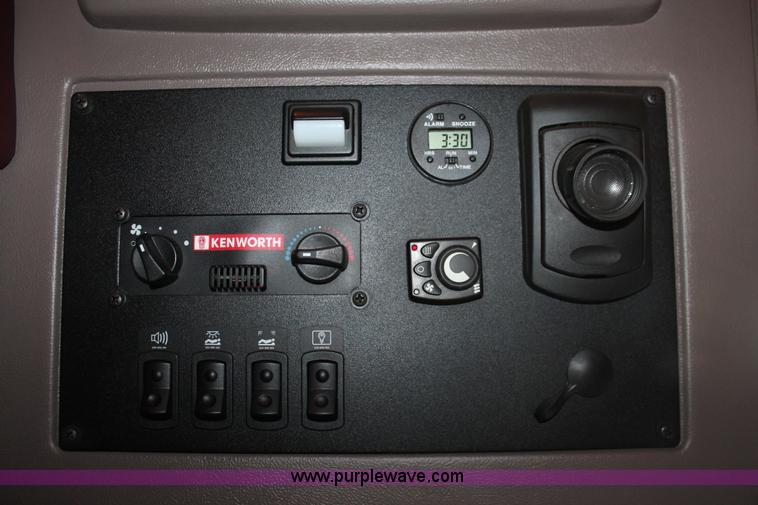 image for item H8202 2006 Kenworth T2000 semi truck