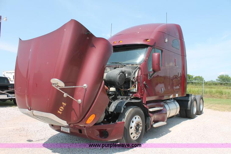 image for item H8202 2006 Kenworth T2000 semi truck