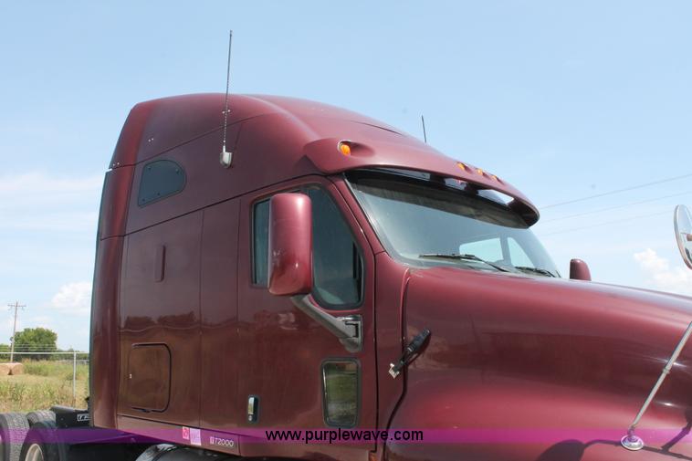 image for item H8202 2006 Kenworth T2000 semi truck