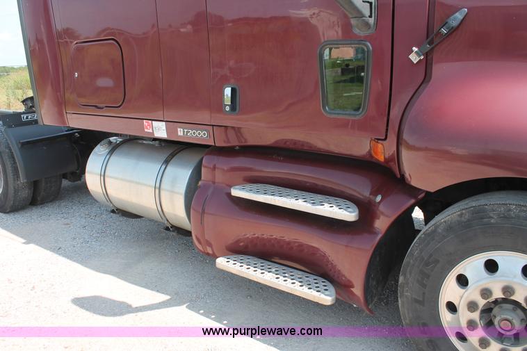 image for item H8202 2006 Kenworth T2000 semi truck