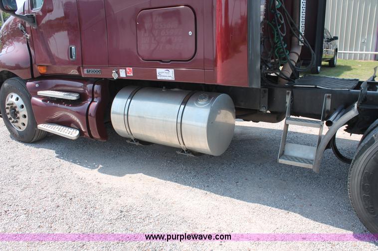 image for item H8202 2006 Kenworth T2000 semi truck