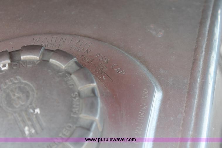 image for item H8202 2006 Kenworth T2000 semi truck