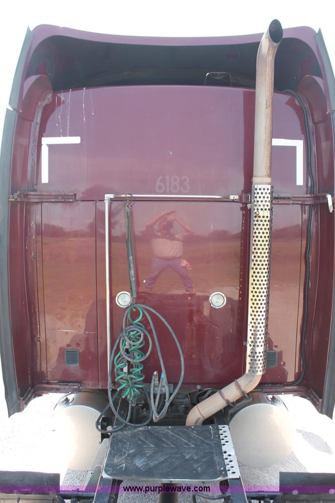 image for item H8202 2006 Kenworth T2000 semi truck