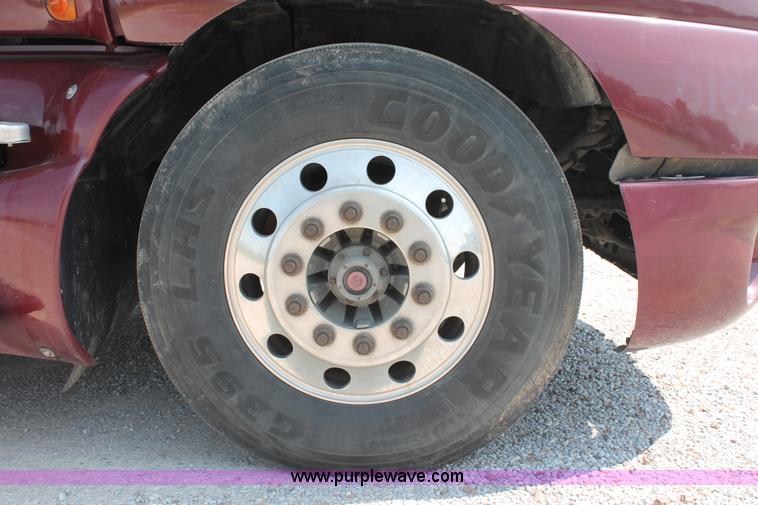image for item H8202 2006 Kenworth T2000 semi truck