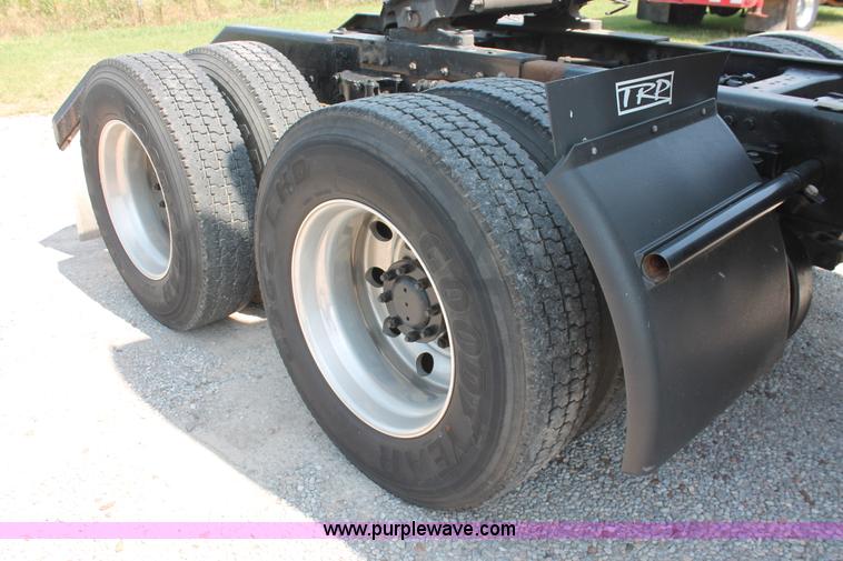 image for item H8202 2006 Kenworth T2000 semi truck