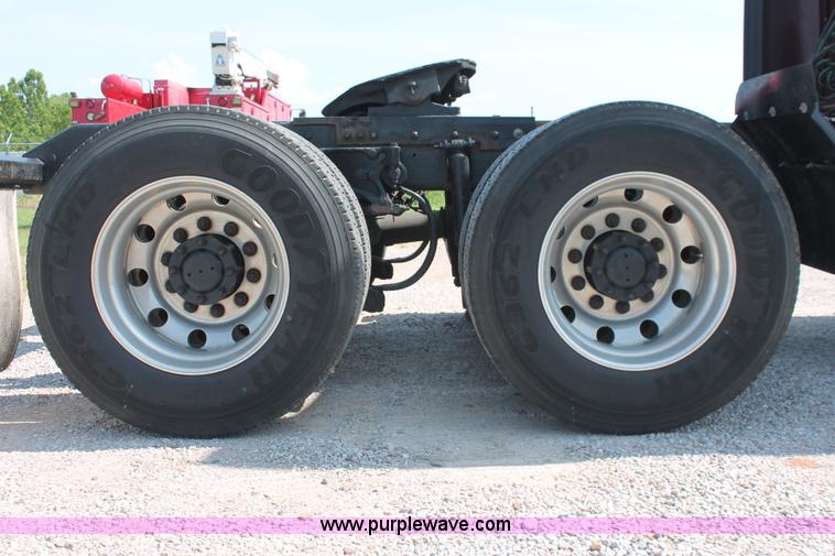 image for item H8202 2006 Kenworth T2000 semi truck