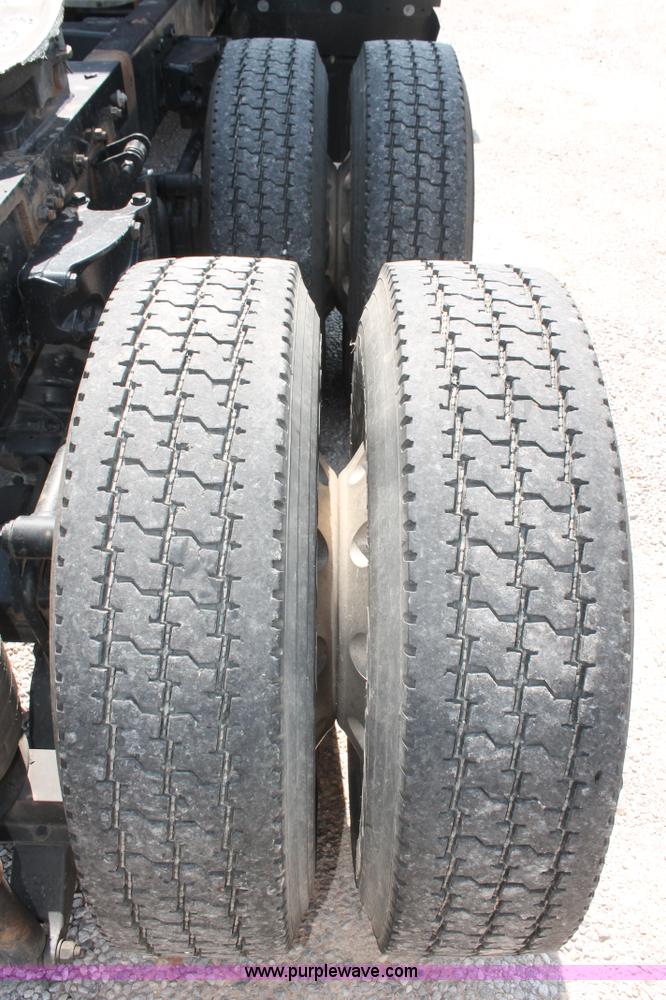 image for item H8202 2006 Kenworth T2000 semi truck