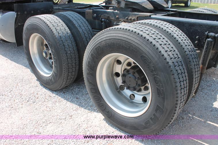 image for item H8202 2006 Kenworth T2000 semi truck