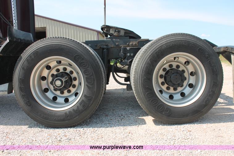 image for item H8202 2006 Kenworth T2000 semi truck