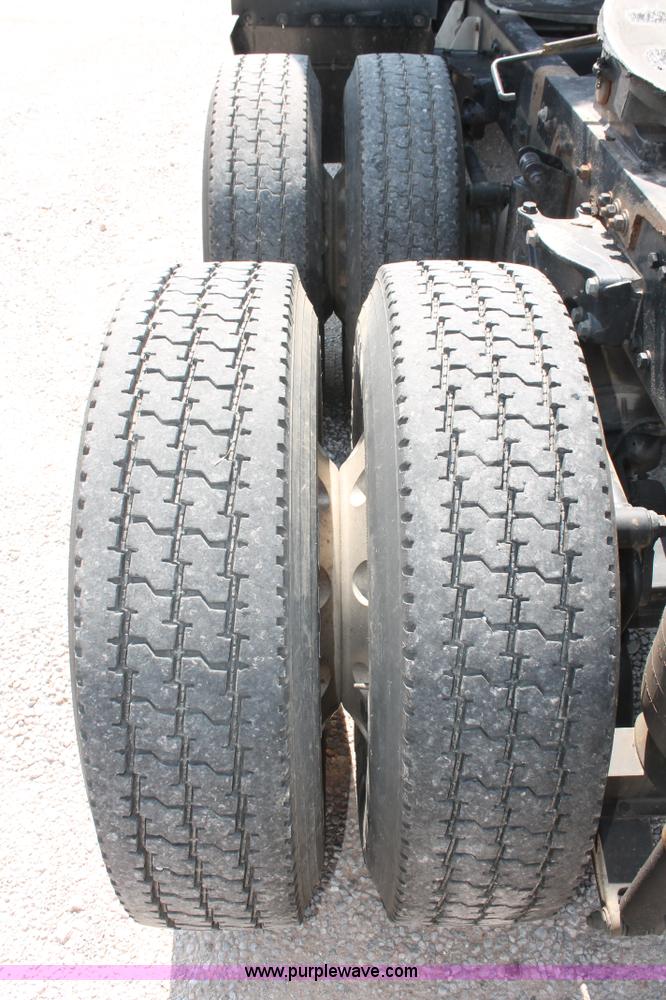 image for item H8202 2006 Kenworth T2000 semi truck