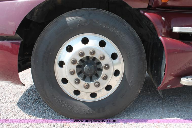 image for item H8202 2006 Kenworth T2000 semi truck