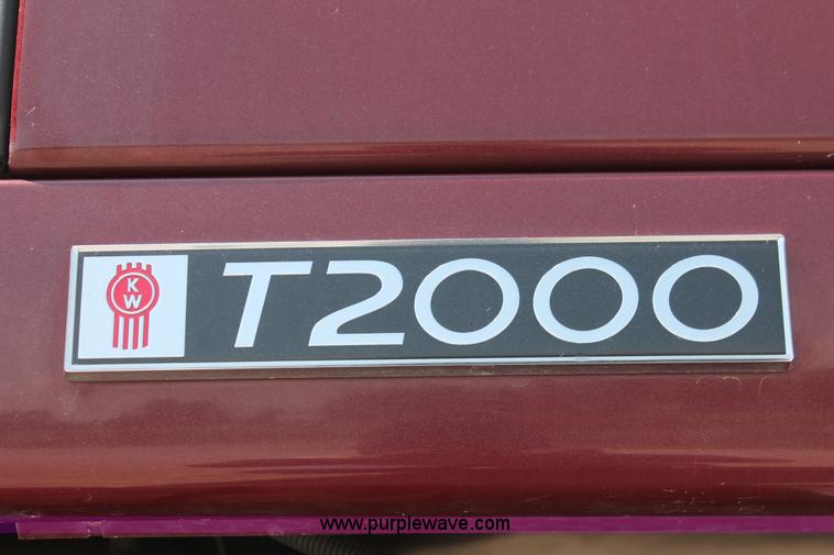image for item H8202 2006 Kenworth T2000 semi truck
