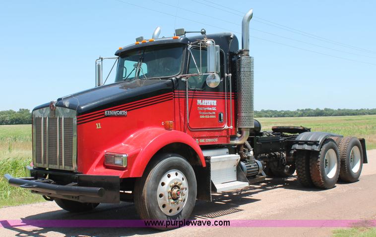 image for item H8203 2006 Kenworth T800 vacuum semi truck