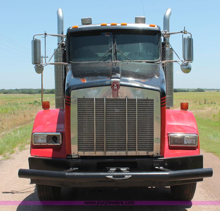 image for item H8203 2006 Kenworth T800 vacuum semi truck