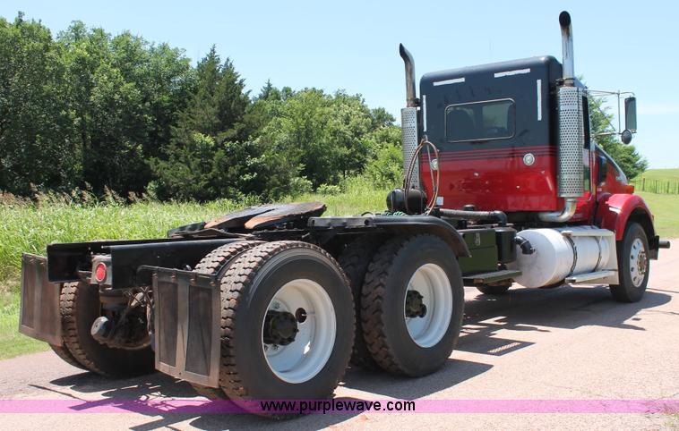 image for item H8203 2006 Kenworth T800 vacuum semi truck