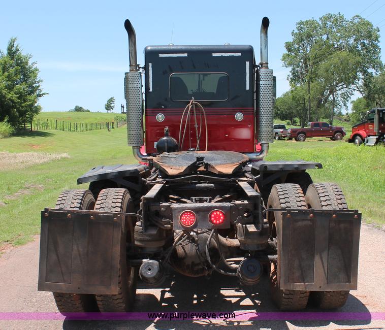 image for item H8203 2006 Kenworth T800 vacuum semi truck