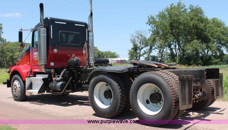 image for item H8203 2006 Kenworth T800 vacuum semi truck