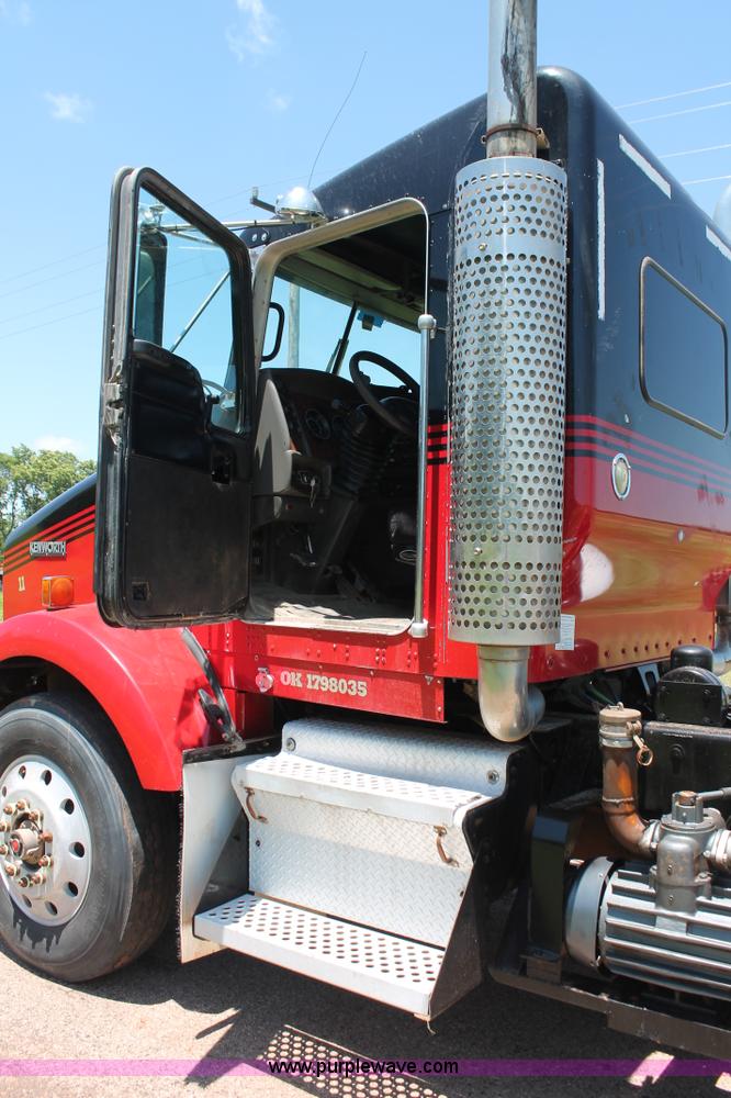 image for item H8203 2006 Kenworth T800 vacuum semi truck
