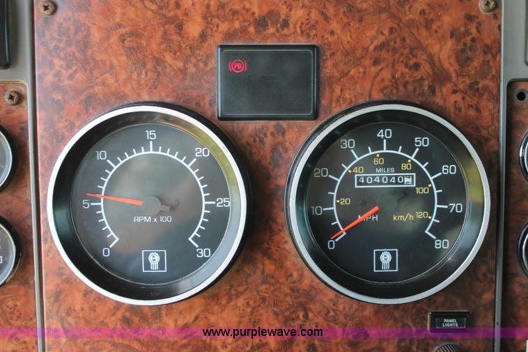 image for item H8203 2006 Kenworth T800 vacuum semi truck