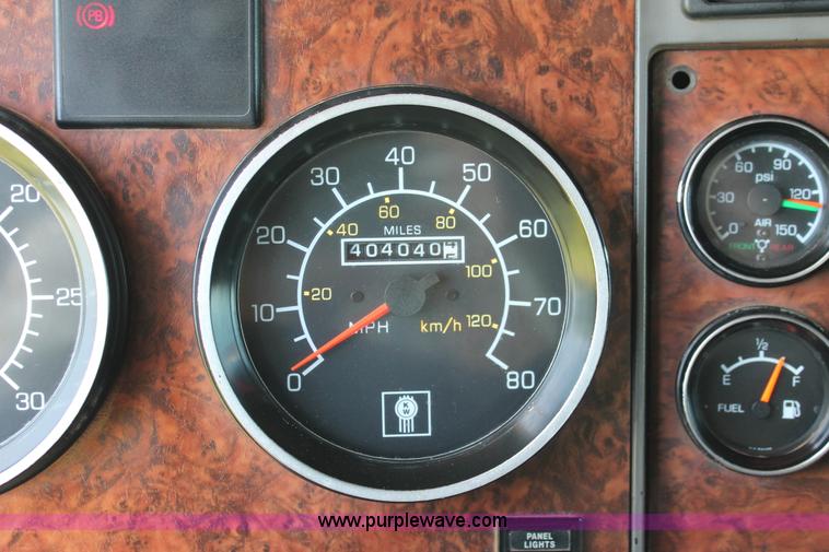 image for item H8203 2006 Kenworth T800 vacuum semi truck