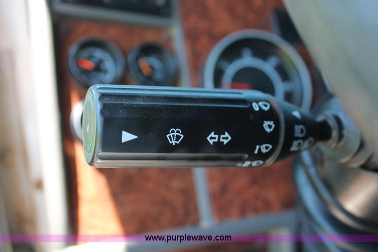 image for item H8203 2006 Kenworth T800 vacuum semi truck