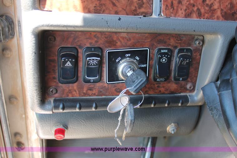 image for item H8203 2006 Kenworth T800 vacuum semi truck