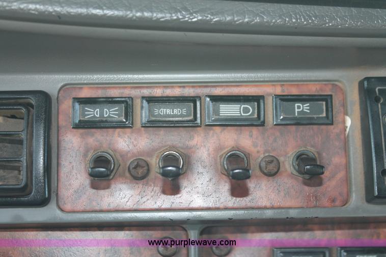 image for item H8203 2006 Kenworth T800 vacuum semi truck