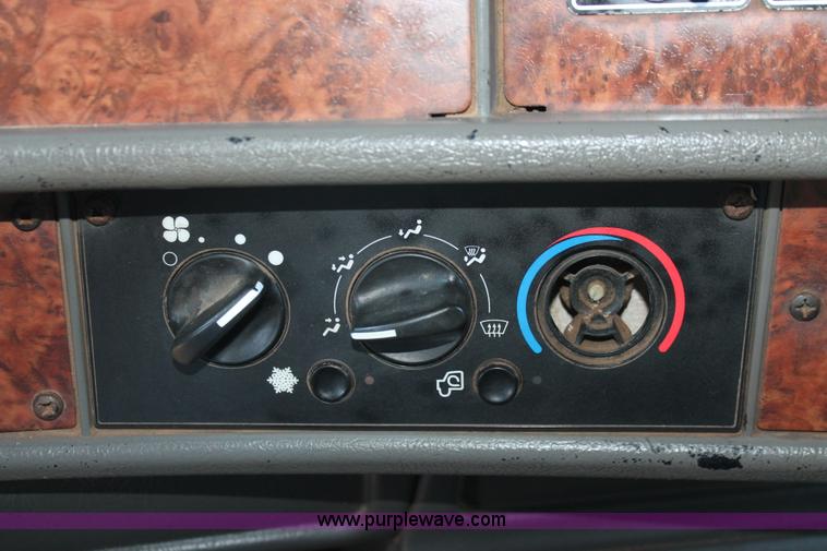 image for item H8203 2006 Kenworth T800 vacuum semi truck