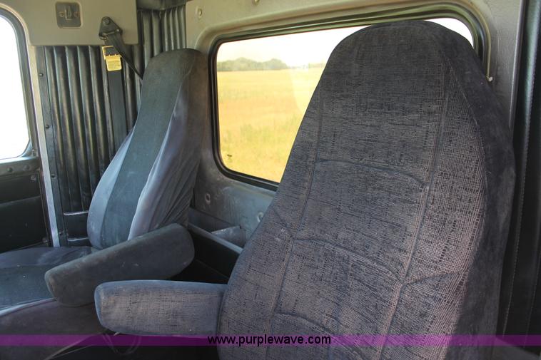 image for item H8203 2006 Kenworth T800 vacuum semi truck