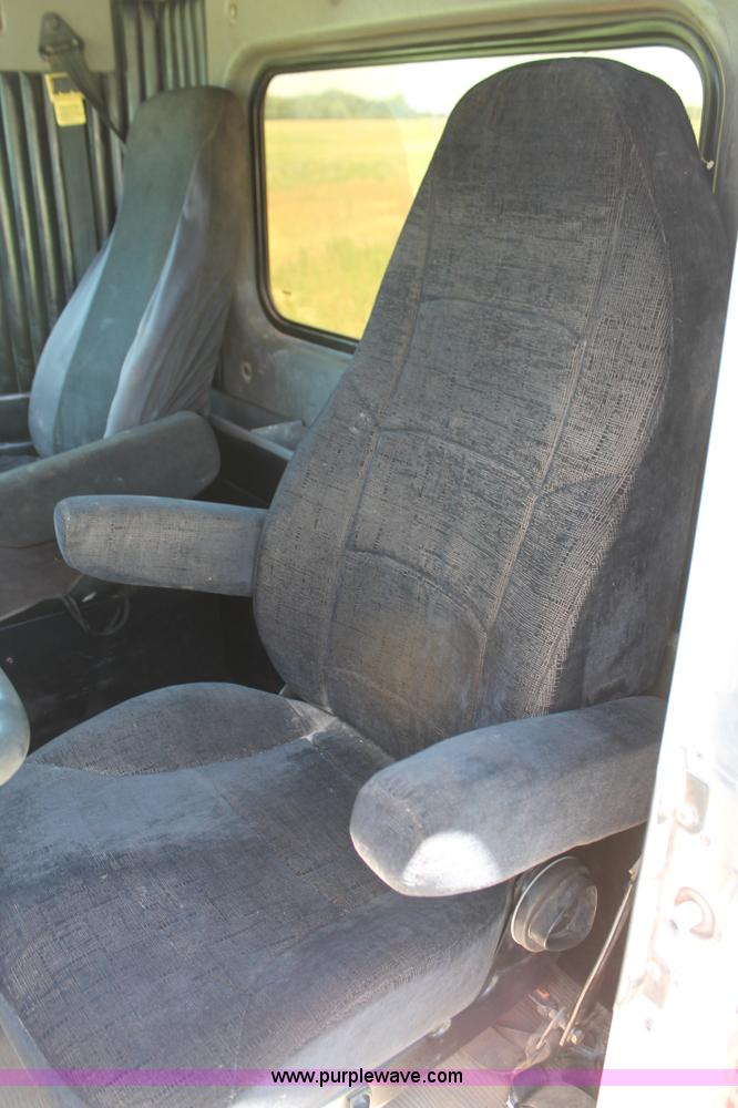 image for item H8203 2006 Kenworth T800 vacuum semi truck