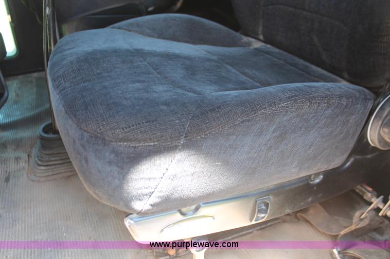 image for item H8203 2006 Kenworth T800 vacuum semi truck