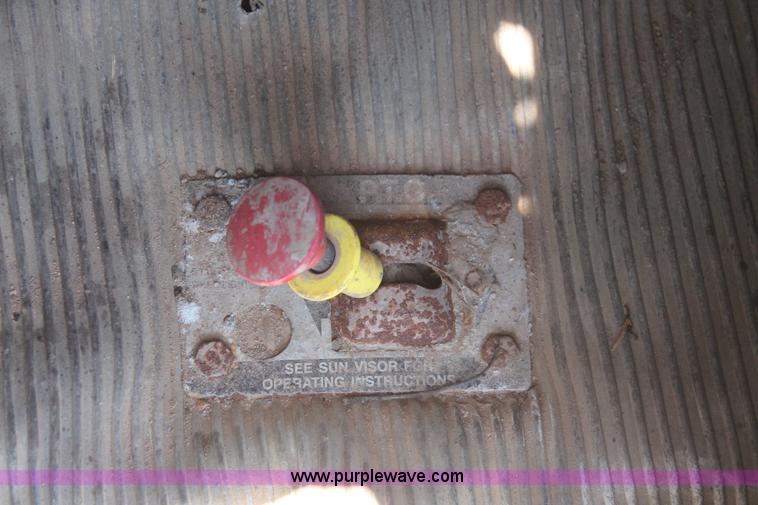 image for item H8203 2006 Kenworth T800 vacuum semi truck