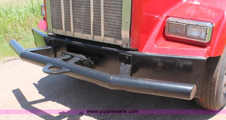 image for item H8203 2006 Kenworth T800 vacuum semi truck