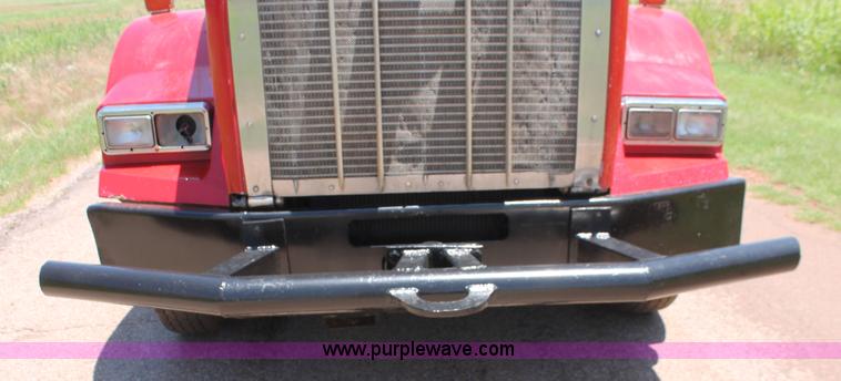 image for item H8203 2006 Kenworth T800 vacuum semi truck