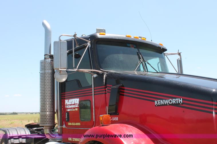 image for item H8203 2006 Kenworth T800 vacuum semi truck